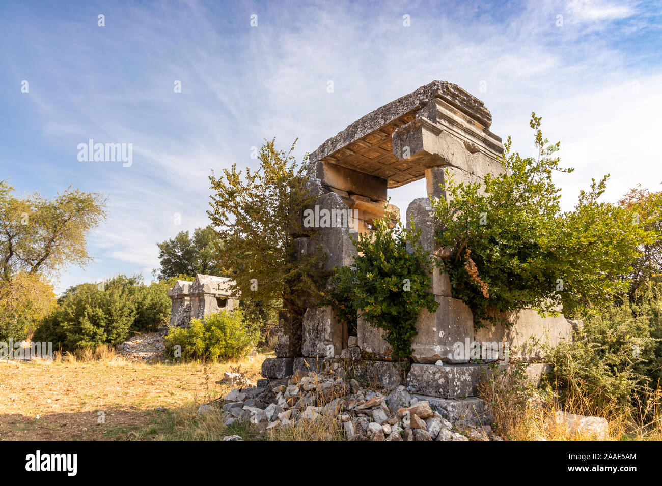 Antiken Ruinen der lykischen Stadt Sidyma mit Hoch dekorierte Innere Beerdigung Sarkophag in der Provinz Mugla, Türkei. Stockfoto
