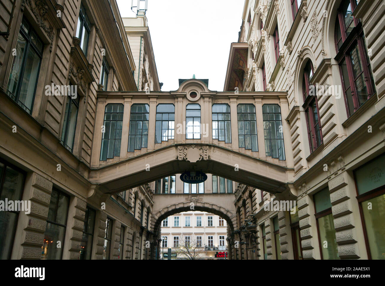Stege zwischen den Gebäuden Nekazanka Straße Prag Tschechische Republik Europa Stockfoto