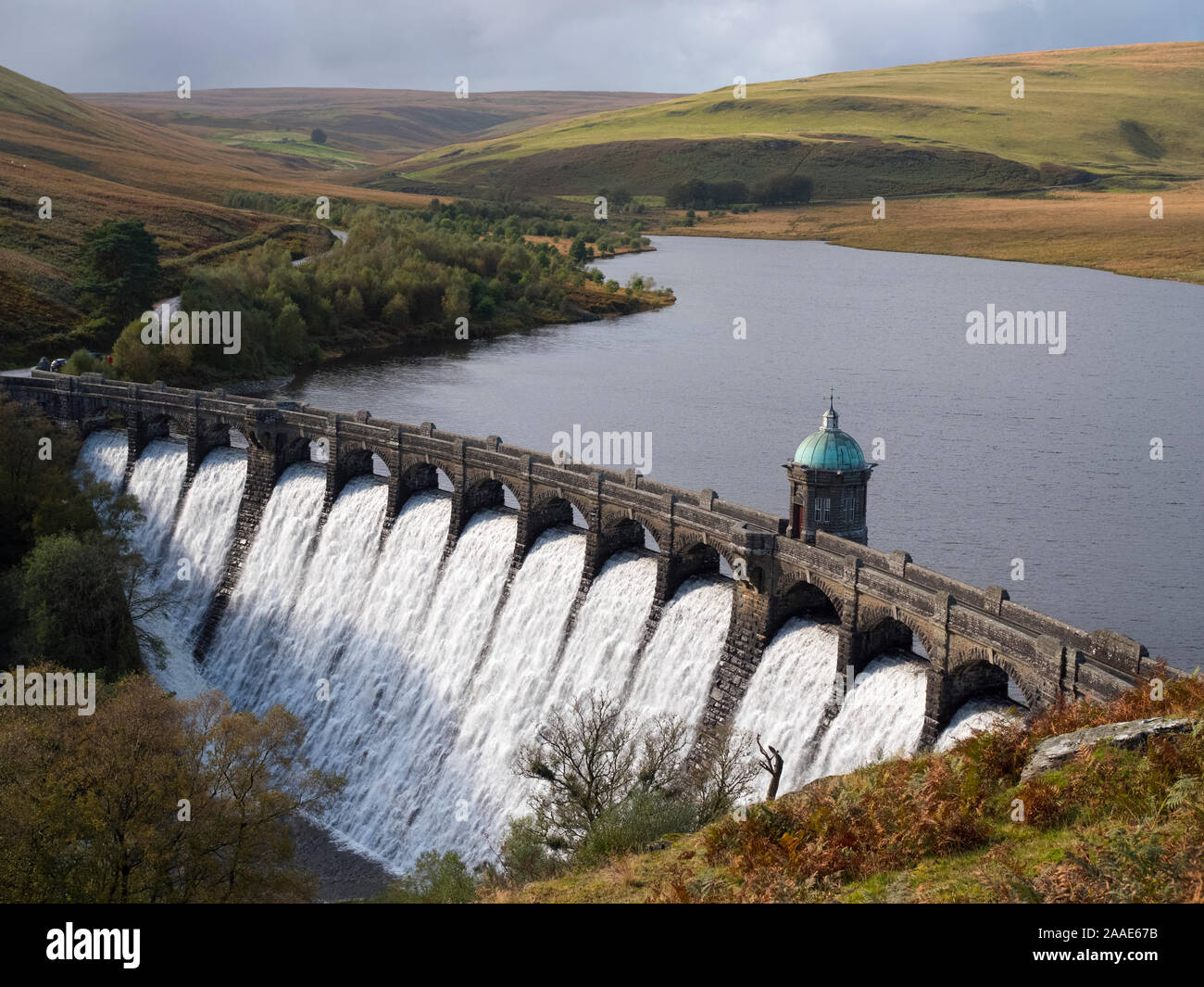 Craig Goch Dam überlaufen und Stausee, Elan Valley, Wales, UK. Stockfoto