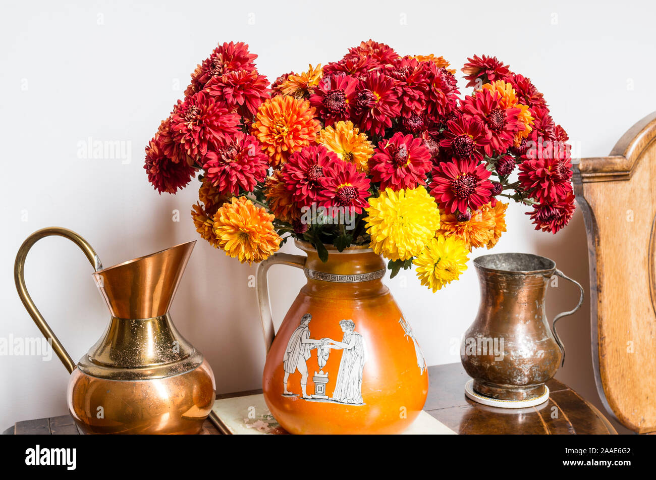 Still-Leben mit Sprays der home-grown spray Chrysantheme Blumen in einer griechischen Vase drinnen angezeigt Stockfoto