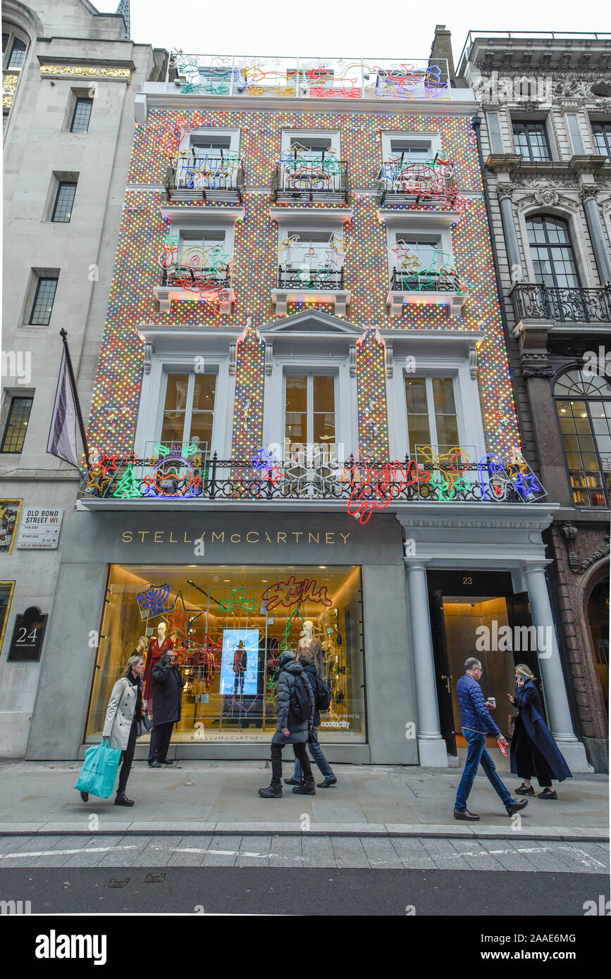 London, Großbritannien. 21. November 2019. Weihnachtsschmuck an der Außenseite des Stella McCartney store in Mayfair. Einzelhändler weiterhin gegen Verlieren custom zu den on-line-Verkäufen zu kämpfen, aber hochwertige, luxuriöse Geschäfte bieten ein Einkaufserlebnis auf wohlhabende Käufer zu Besuch aus Übersee. Credit: Stephen Chung/Alamy leben Nachrichten Stockfoto