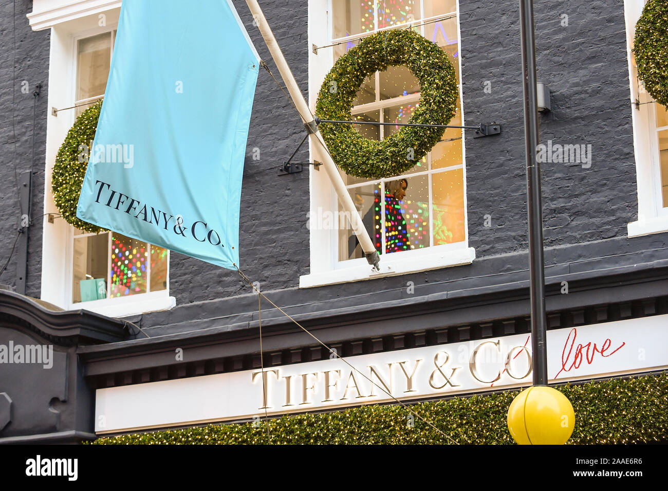 London, Großbritannien. 21. November 2019. Weihnachtsschmuck an der Außenseite des Tiffany & Co in Mayfair. Einzelhändler weiterhin gegen Verlieren custom zu den on-line-Verkäufen zu kämpfen, aber hochwertige, luxuriöse Geschäfte bieten ein Einkaufserlebnis auf wohlhabende Käufer zu Besuch aus Übersee. LVMH, das Unternehmen im Besitz der Familie von Europas der reichste Mann Bernard Arnault, ist derzeit bieten Tiffany & Co. für bis US $ 16 Mrd. kaufen. Credit: Stephen Chung/Alamy leben Nachrichten Stockfoto
