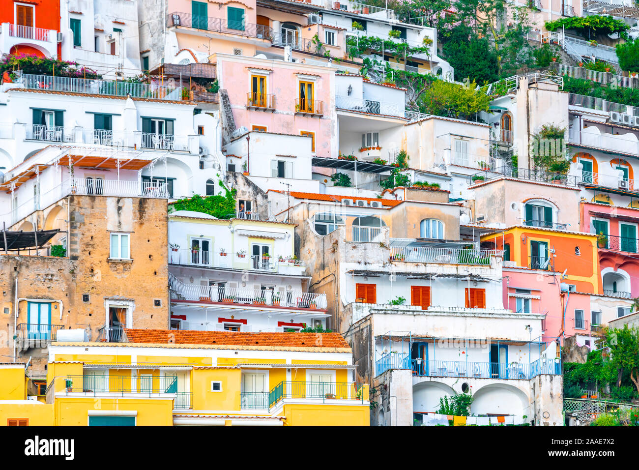 Bunte Häuser von Positano und Amalfi Küste, Reihenhäuser, Kampanien, Italien. Reisen. Stockfoto