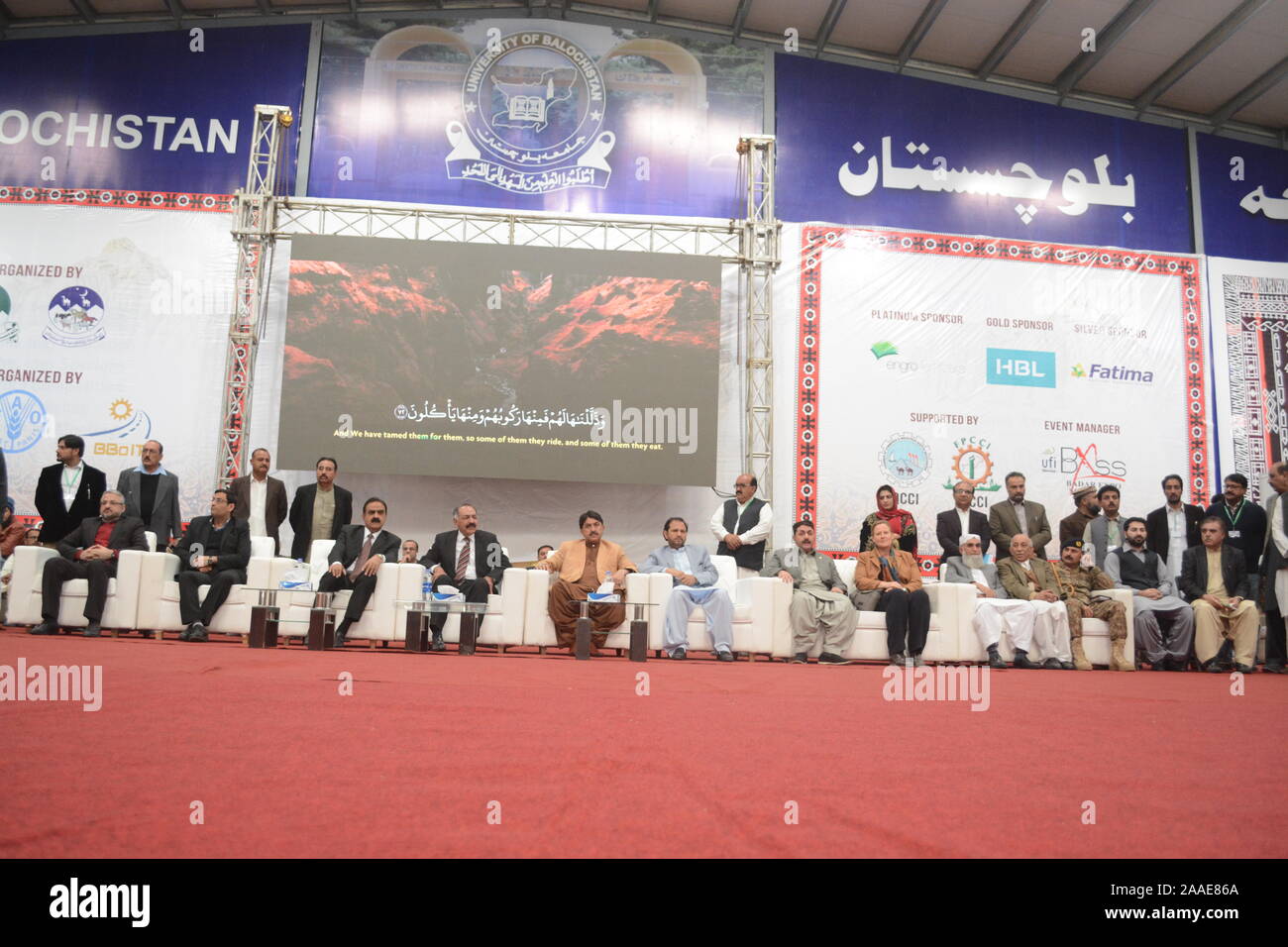 Quetta, Pakistan. Nov, 2019 20. QUETTA, Pakistan. Nov. 20-2019: Gouverneur Balochistan Gerechtigkeit (R) Aman Ullah Khan YaseenZai, Chief Secretary, Minister und andere Einstellung auf der Bühne während der Abschlusszeremonie der Tiere Expo. Organisiert durch die Regierung von belutschistan an der Universität Balochistan (Foto von Muhammad Watanpaal/Pacific Press) Quelle: Pacific Press Agency/Alamy leben Nachrichten Stockfoto