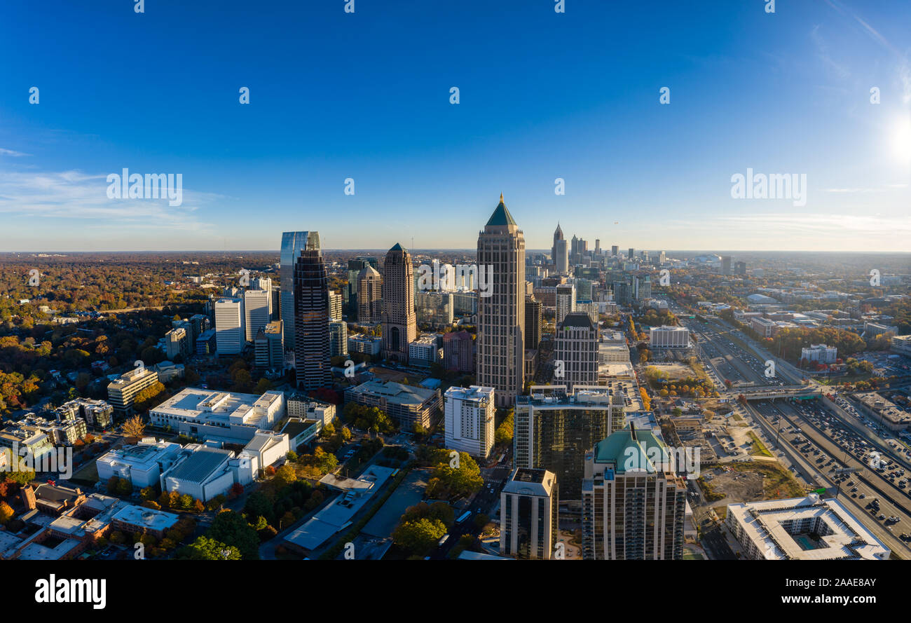 Antenne Panoramabild von der Innenstadt Atlanta Skyline während der Goldenen Stunde Stockfoto