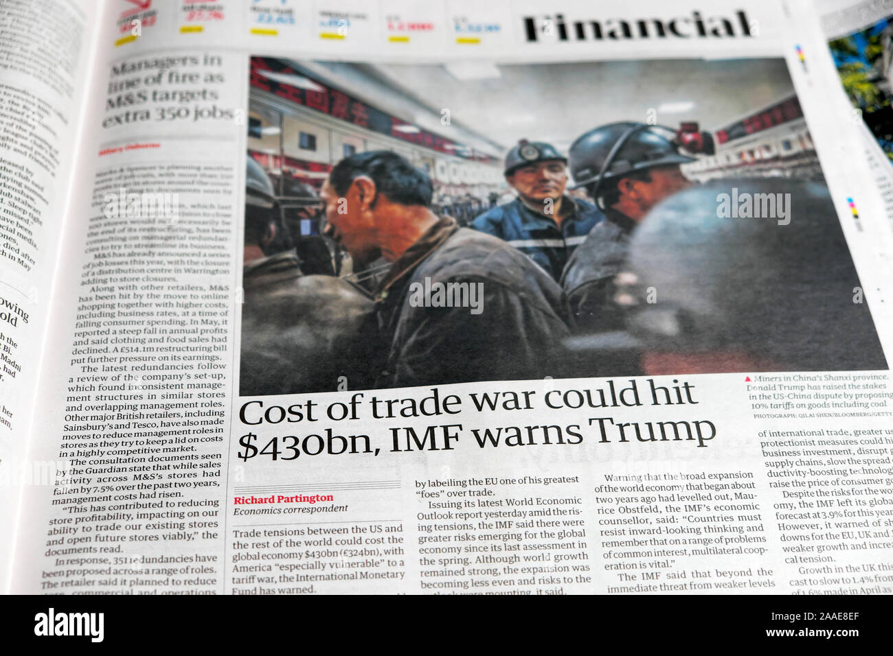 "Kosten der Handelskrieg $ 430 Mrd. schlagen könnte, IWF warnt Trump' Zeitung Schlagzeile Artikel im finanziellen Bereich der Zeitung The Guardian London UK Stockfoto