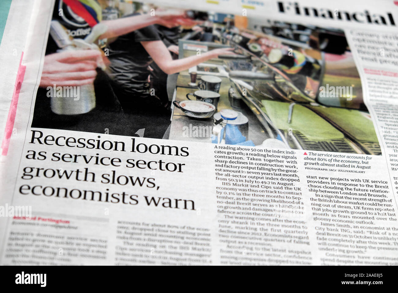 " Rezession Webstühle als Dienstleistungssektor Wachstum verlangsamt, Ökonomen warnen" Schlagzeile in der Zeitung Guardian Finanzteil Innenseiten London UK Stockfoto