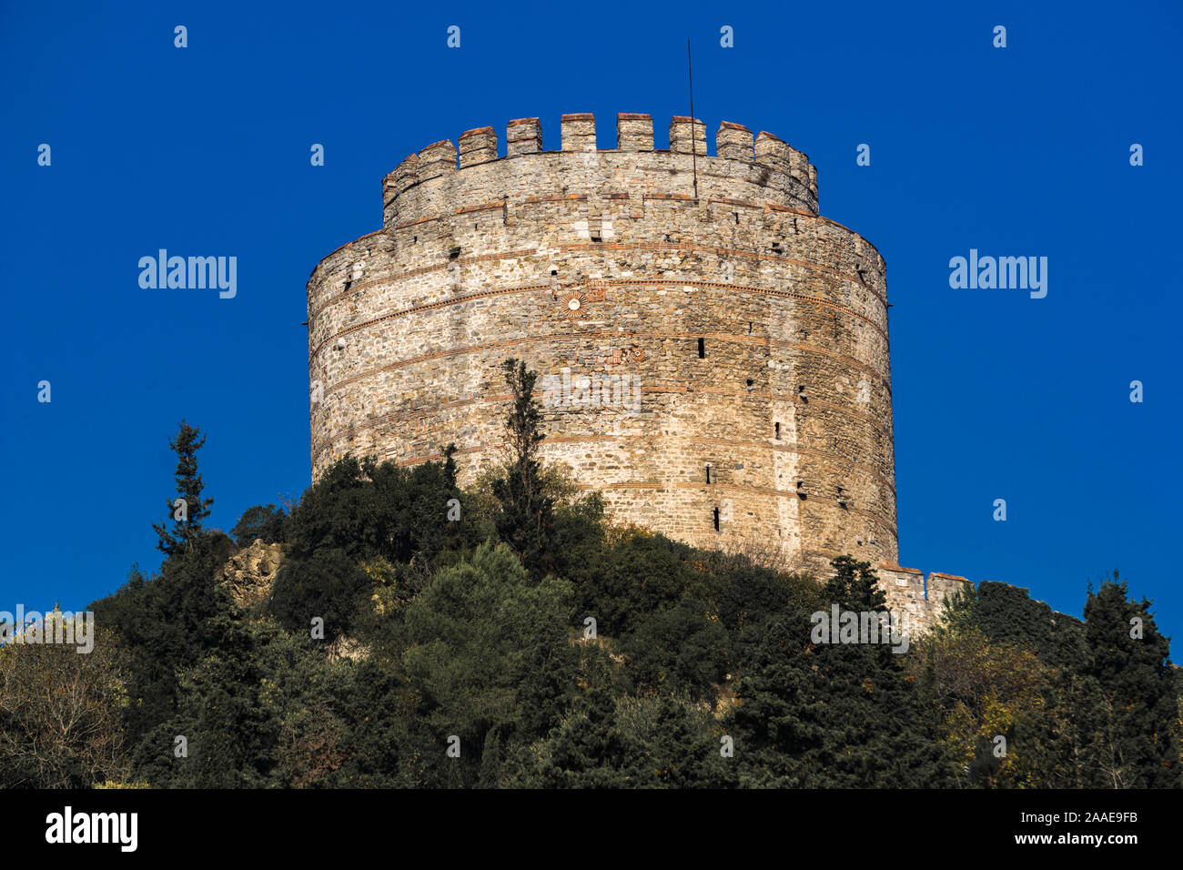 Zylindrische Turm von Rumelian Schloss am europäischen Ufer des Bosporus in Istanbul, Türkei Stockfoto