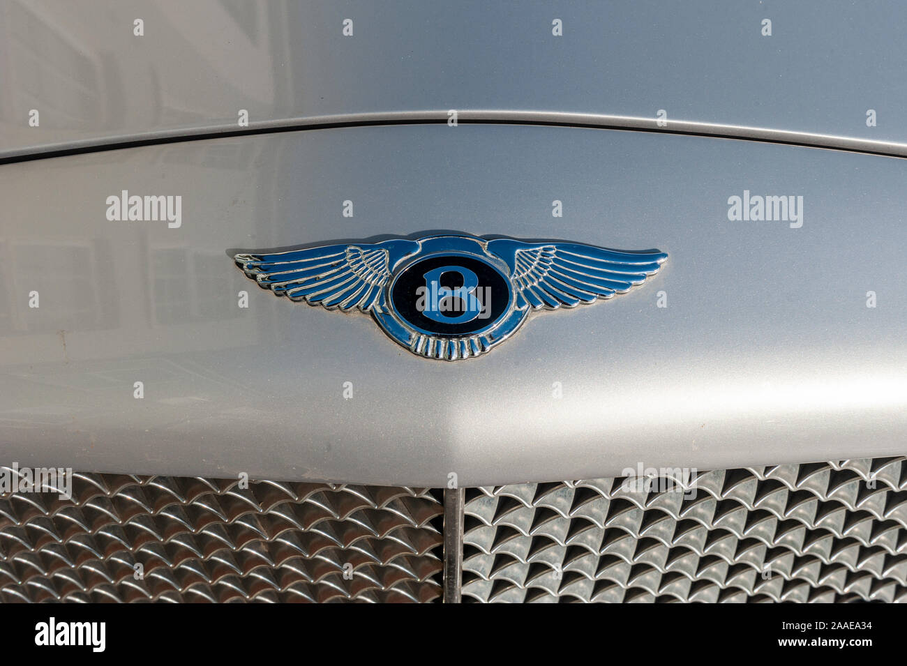 In der Nähe von Bentley Badge auf der Motorhaube eines Bentley Continental Luxuslimousine. Stockfoto