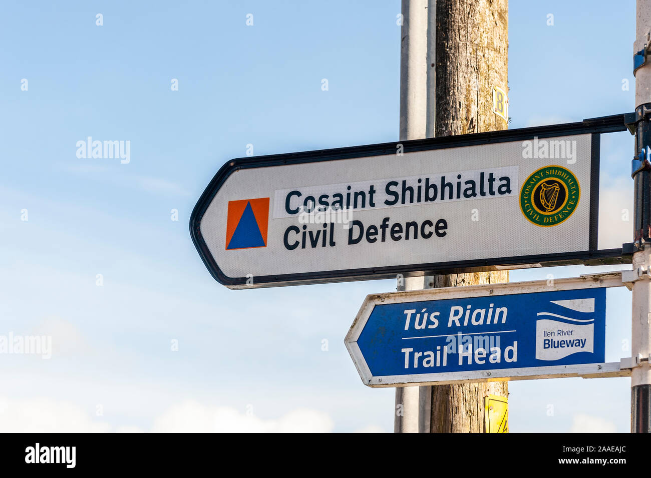 Irische Zivilschutz Zeichen auf einen Beitrag in Englisch und Irisch in Skibbereen, West Cork, Irland mit blauem Himmel und Kopieren. Stockfoto