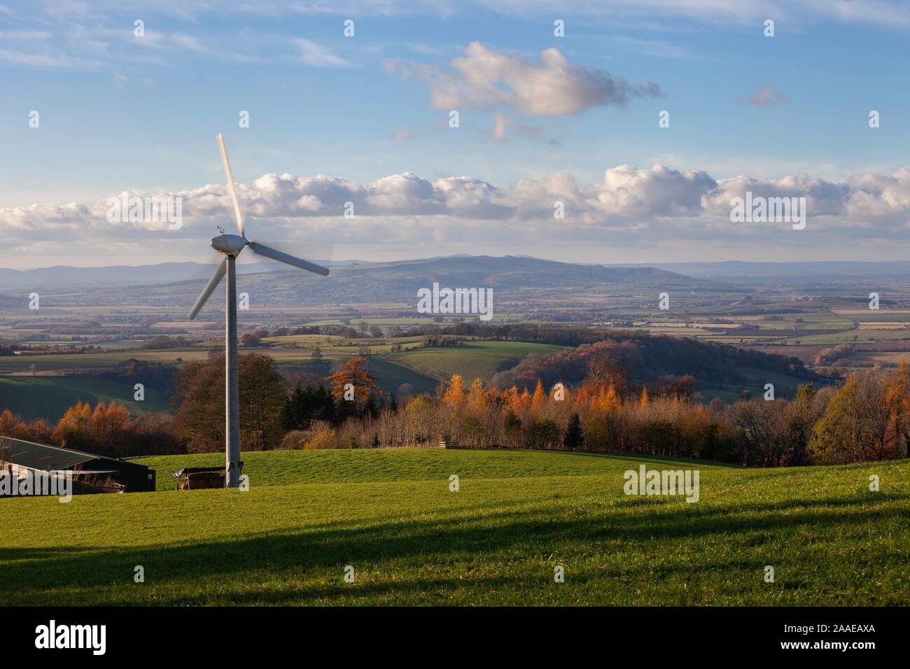 Windenergie in den Cotswolds, Gloucestershire, England Stockfoto