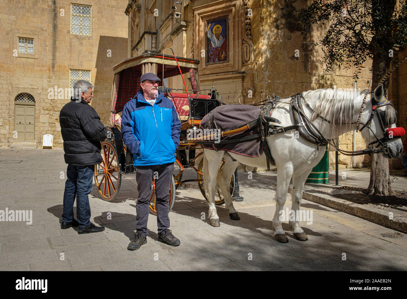 Karozzin Treiber für einen Kunden in Mdina, Malta warten Stockfoto