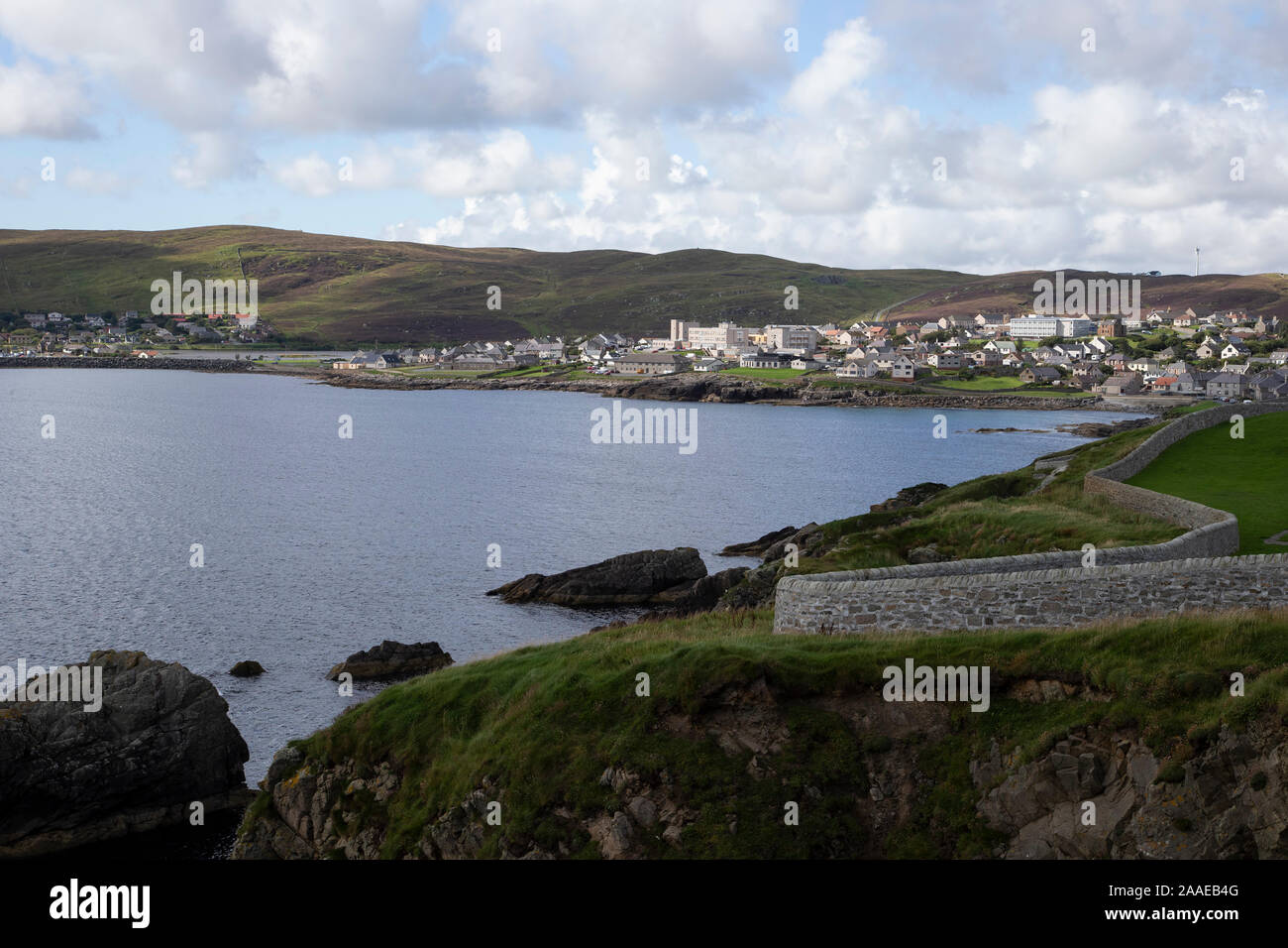 Eine Ansicht von Lerwick, Shetlandinseln, Schottland Festland mit Blick über die Bucht von der Knab memorial park Stockfoto