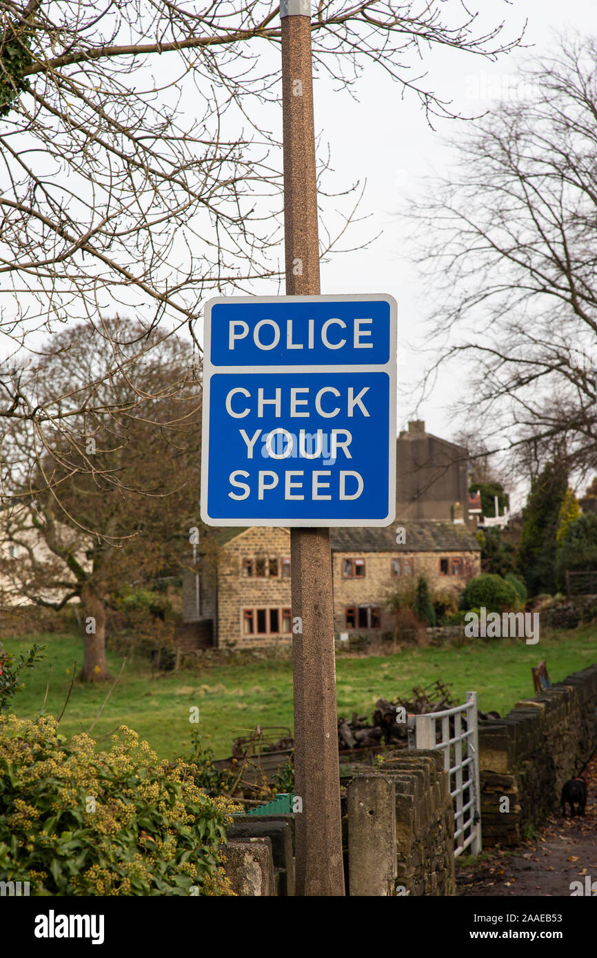 Britische Polizei Straßenschilder drängen Treiber' Ihre Geschwindigkeit prüfen" in Huddersfield, West Yorkshire Unfällen und Verkehrstoten auf den Straßen zu reduzieren Stockfoto