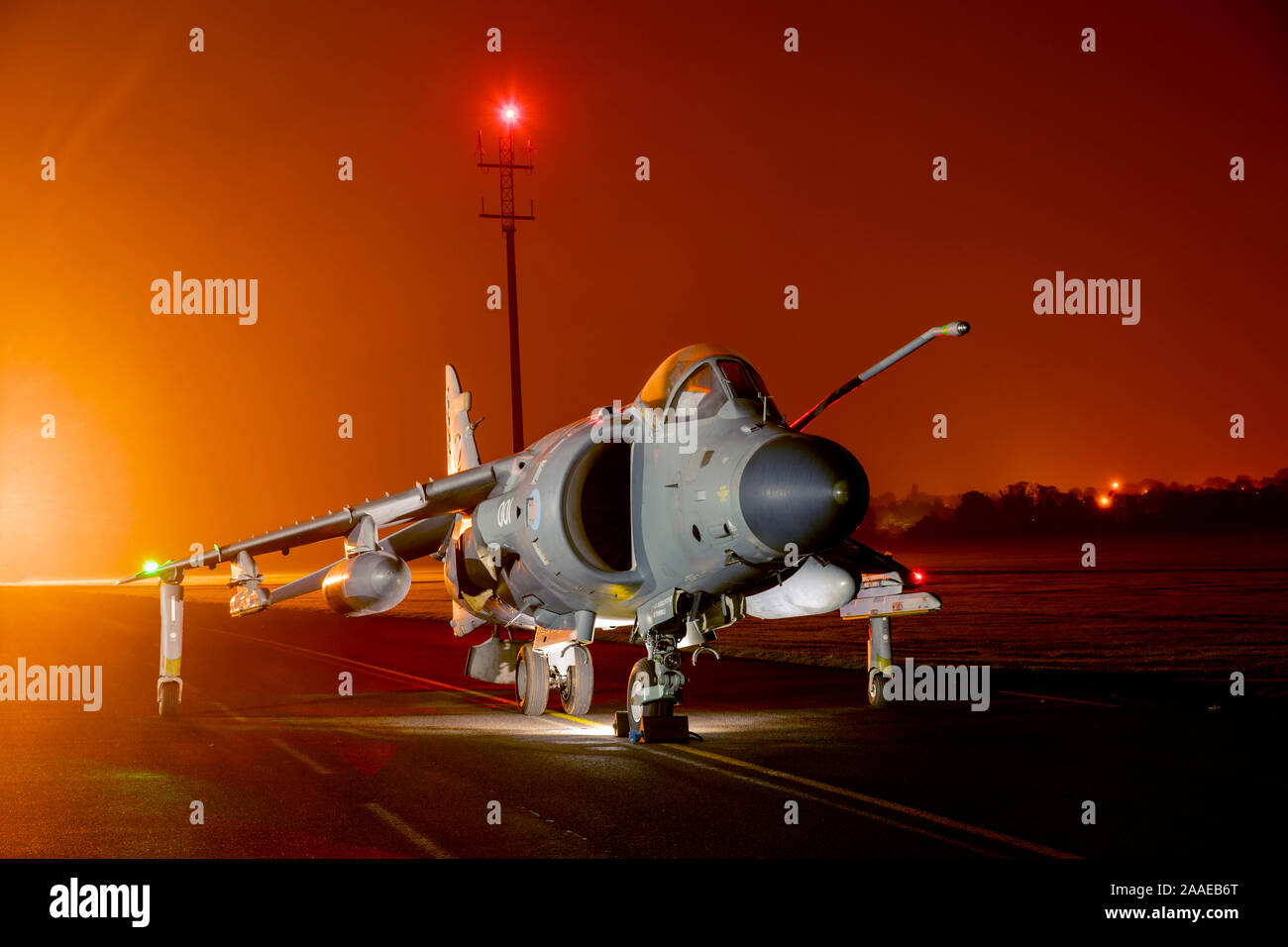 Royal Navy Sea Harrier FA.2, ZH 796, 001, an RAF Cosford Nightshoot in Verbindung mit Schwelle. Aero Stockfoto