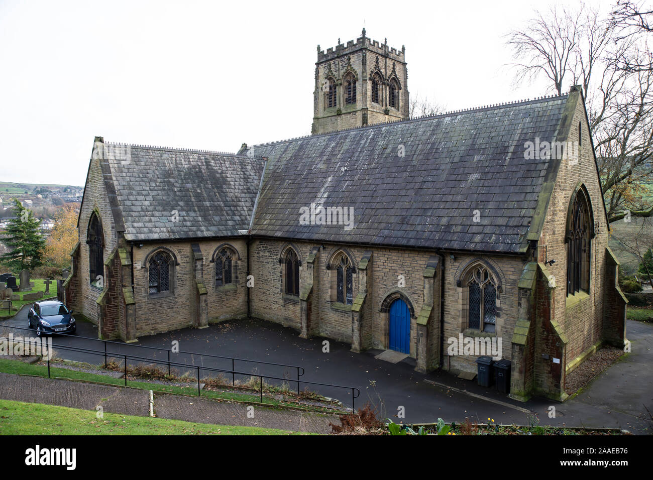 Die Pfarrkirche St. Johannes der Evangelist ist in der Ortschaft Upperthong, West Yorkshire, wo TV Schauspieler Bill Owen und Peter Sallis begraben sind Stockfoto