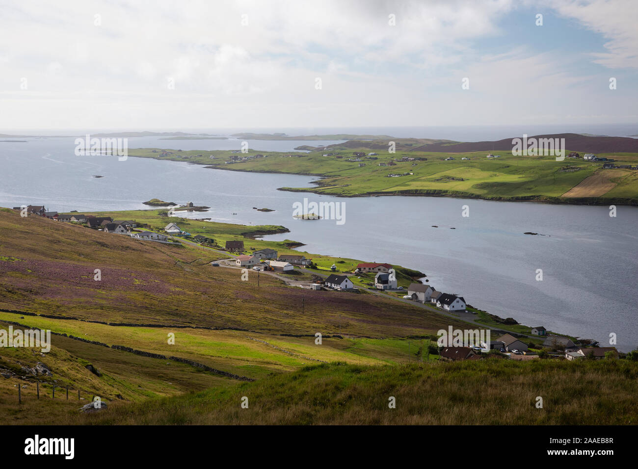 Ein Blick über weiße Bucht in Shetland Übersicht der lokalen Bereichen und insurgence auf das Meer nach einer Klimaerwärmung und Schmelzen von Gletschereis. Stockfoto