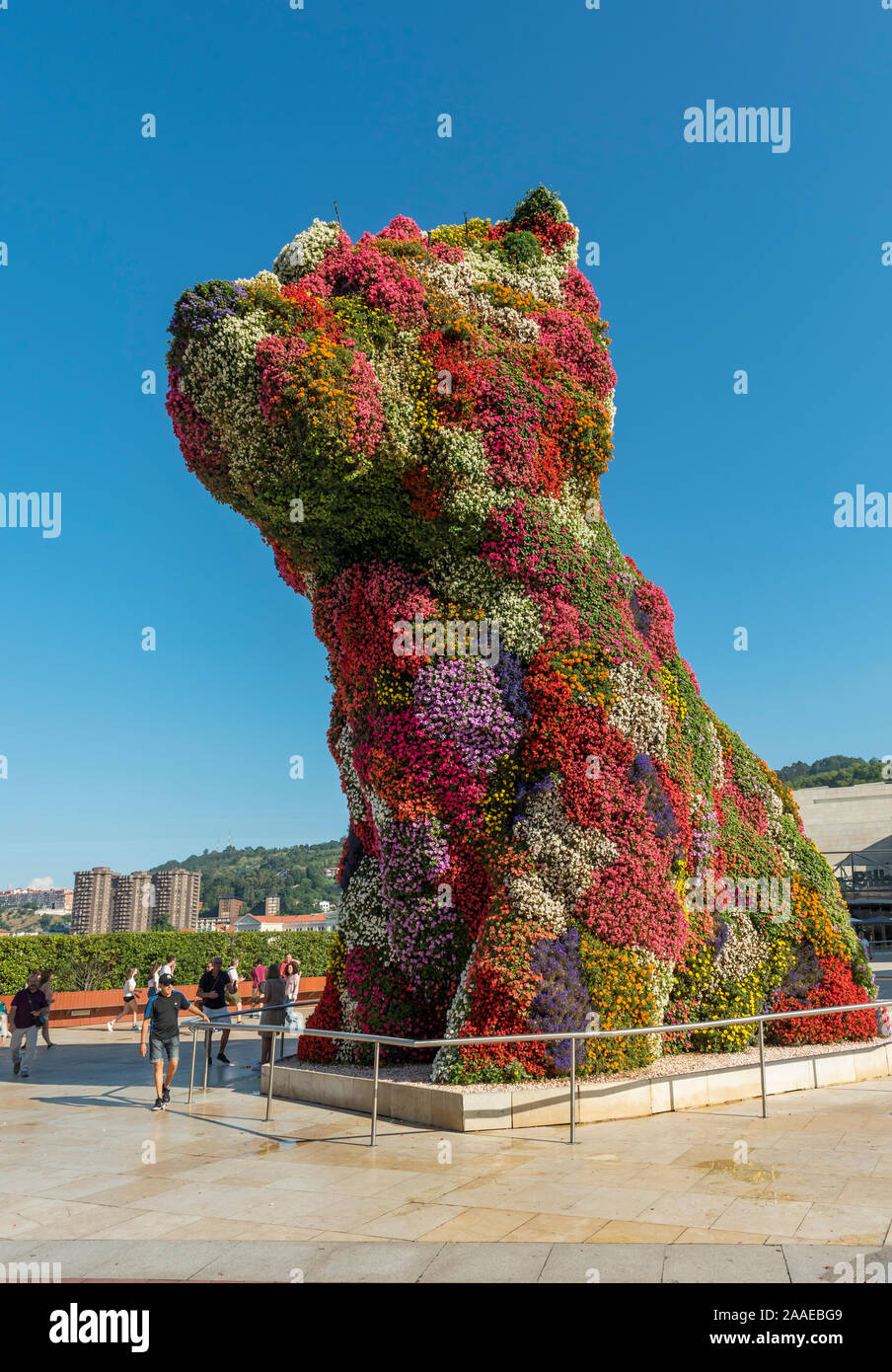 Welpen Skulptur von blühenden Pflanzen von Jeff Koons außerhalb Guggenheim Museum Bilbao, Spanien Stockfoto