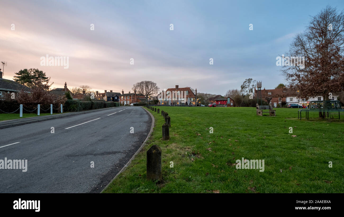 Chequers auf dem Grün im Dorf Woodchurch, Kent Stockfoto