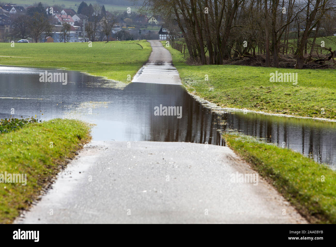 Überflutet Radtouren Weg, in der Nähe Oberweser, Weserbergland, Nordrhein-Westfalen, Hessen, Deutschland Stockfoto