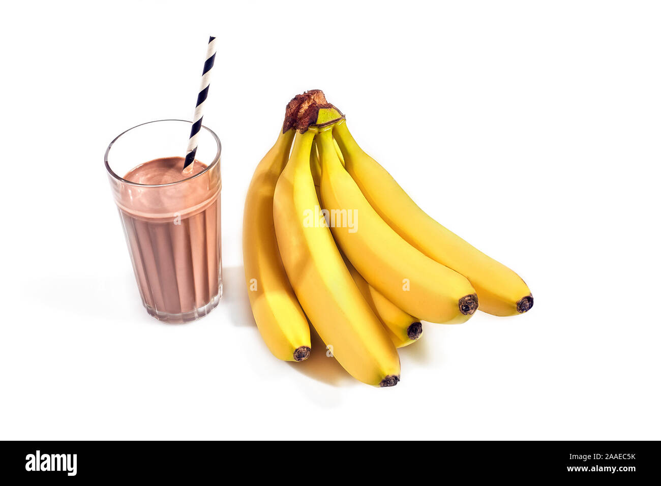 Schokolade Banane Smoothie in ein Glas mit Strohhalm auf weißem Hintergrund Stockfoto