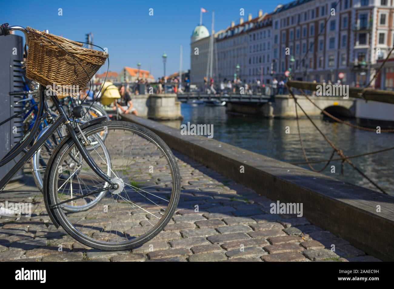 Frei stehende Fahrräder von der Waterfront in Kopenhagen, Dänemark. Stockfoto