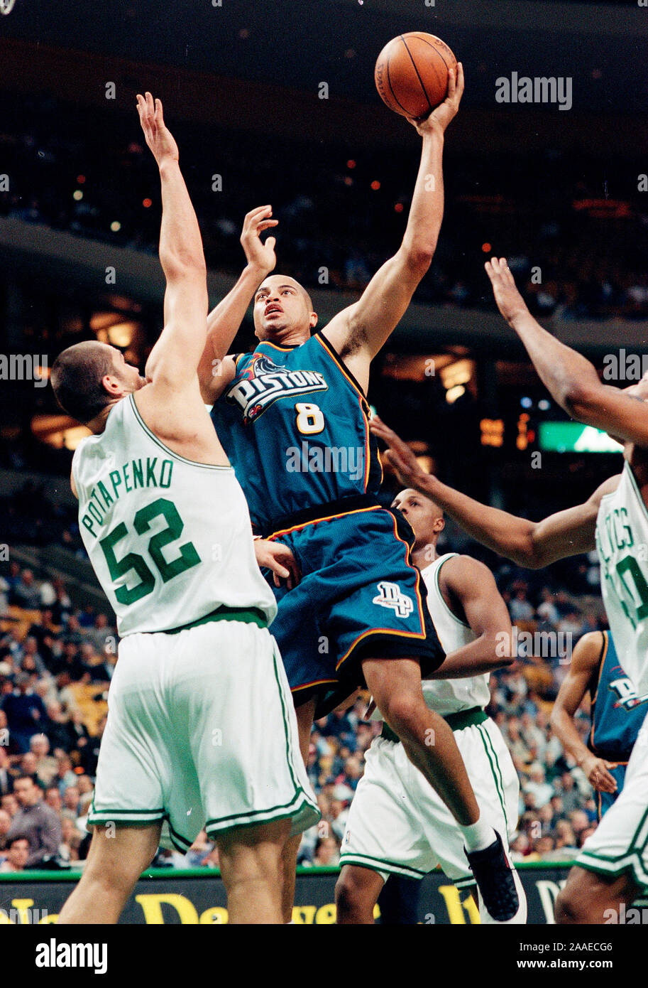 Detroit Pistons Bison Dele schießt die Kugel auf der Boston Celtics im Basketball spiel action im Fleet Center in Boston, Ma USA April 1999 Foto von Bill belknap Stockfoto