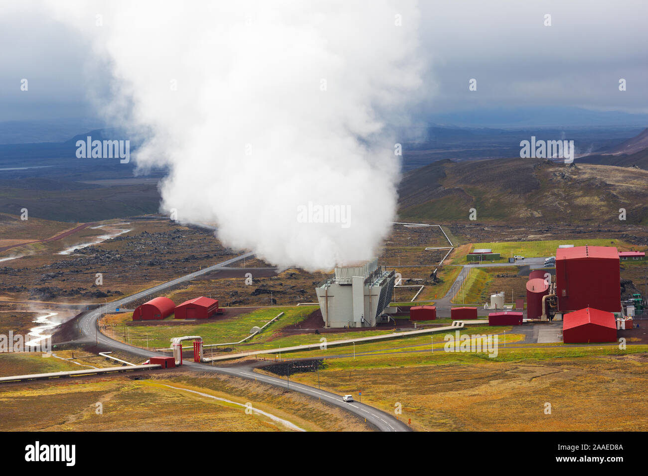 Leitungen der Krafla Kraftwerk in der Nähe der Stadt Myvatn und Krafla Vulkan im Nordosten Islands Stockfoto