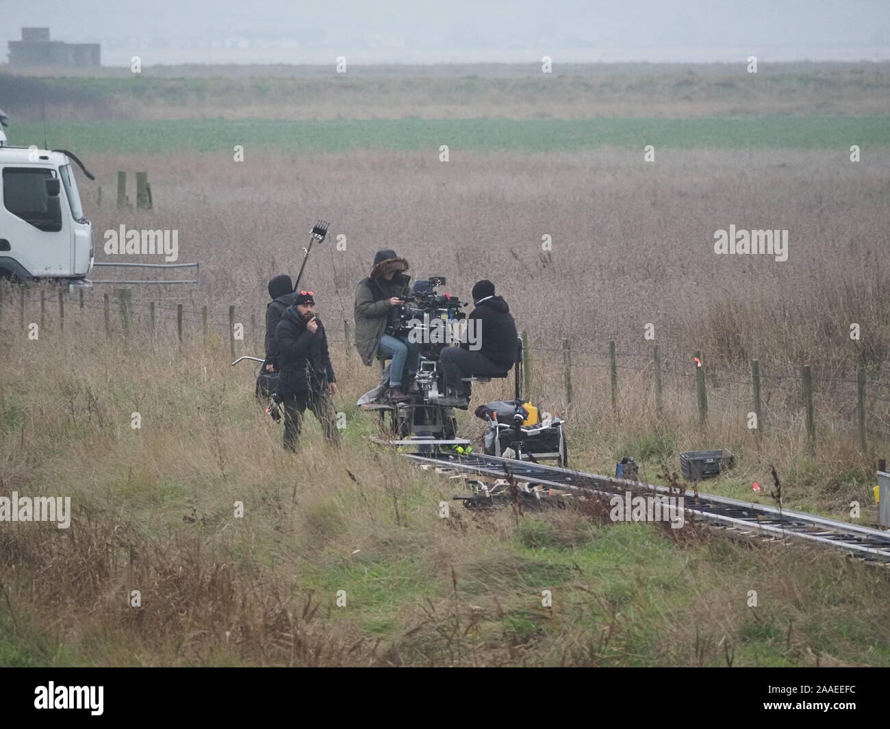 Shellness, Kent, Großbritannien. Nov, 2019 21. Filmteams waren fleckig Dreharbeiten HBO/Sky Drama "Der dritte Tag" in Shellness, Kent heute. Der dritte Tag wird eine Liste Stars wie Jude Law und Naomie Harris. Credit: James Bell/Alamy leben Nachrichten Stockfoto