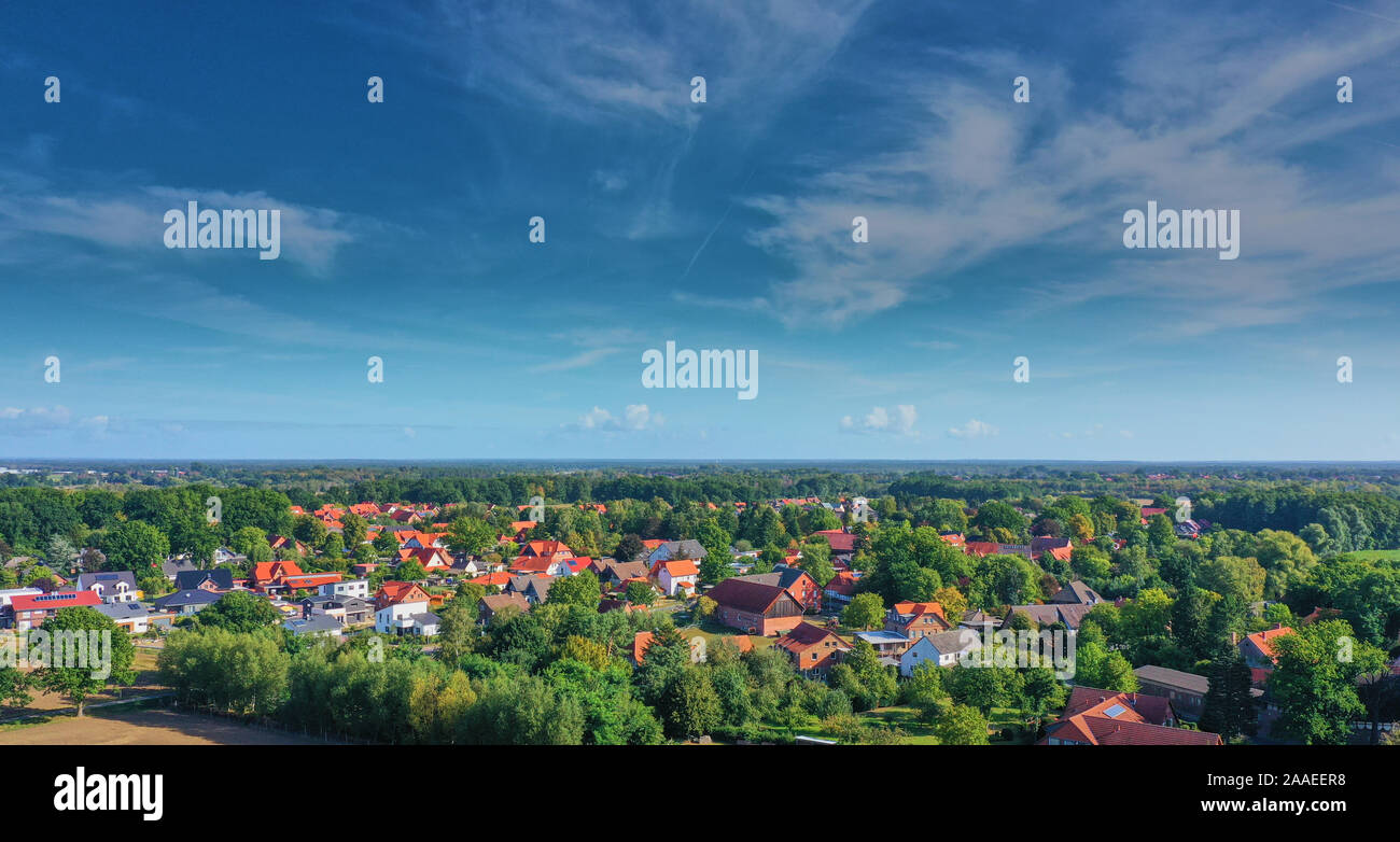 Blauer Himmel mit Schleier Wolken über die Häuser am Rande einer Vorstadt in Deutschland, Luftaufnahme Stockfoto