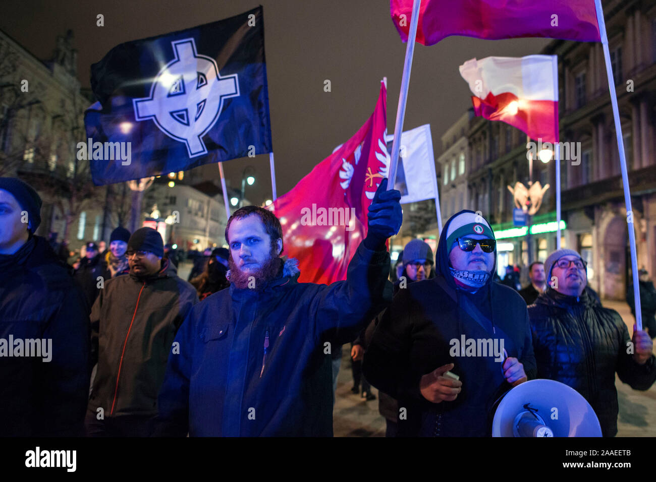 Nationalistische Studenten winken eine Fahne mit dem keltischen Kreuz, der die NS-Symbol der weißen Vorherrschaft rund um die Welt Während des Protestes. Anti-Fascists Studenten und Aktivisten an der Warschauer Universität versammelten sich unter dem Motto Hier lernen wir, uns nicht Hagel (ein Nazi Geste gruss Hitler), blockieren die Tore zum Campus aus einer Gruppe von Nationalisten, die wollte eine so genannte Protest von Linken unterstützt Schüler mit Migrationshintergrund und die indoktrination der polnischen Studenten durch LGBTQ Lobby zu halten. Stockfoto