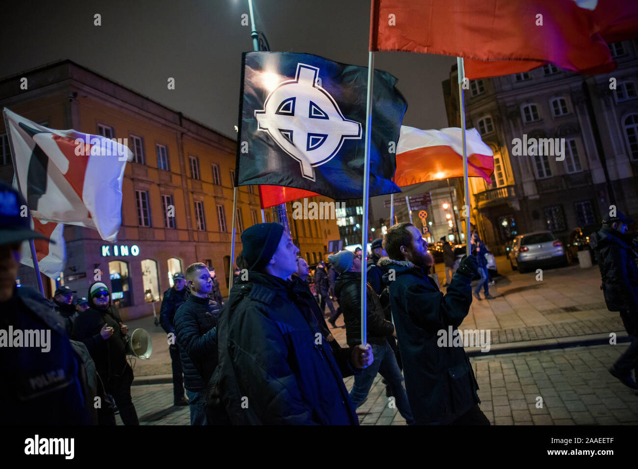Nationalistische Studenten winken eine Fahne mit dem keltischen Kreuz, der die NS-Symbol der weißen Vorherrschaft rund um die Welt Während des Protestes. Anti-Fascists Studenten und Aktivisten an der Warschauer Universität versammelten sich unter dem Motto Hier lernen wir, uns nicht Hagel (ein Nazi Geste gruss Hitler), blockieren die Tore zum Campus aus einer Gruppe von Nationalisten, die wollte eine so genannte Protest von Linken unterstützt Schüler mit Migrationshintergrund und die indoktrination der polnischen Studenten durch LGBTQ Lobby zu halten. Stockfoto