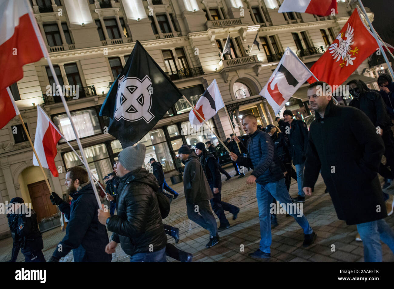 Nationalistische Studenten winken eine Fahne mit dem keltischen Kreuz, der die NS-Symbol der weißen Vorherrschaft rund um die Welt Während des Protestes. Anti-Fascists Studenten und Aktivisten an der Warschauer Universität versammelten sich unter dem Motto Hier lernen wir, uns nicht Hagel (ein Nazi Geste gruss Hitler), blockieren die Tore zum Campus aus einer Gruppe von Nationalisten, die wollte eine so genannte Protest von Linken unterstützt Schüler mit Migrationshintergrund und die indoktrination der polnischen Studenten durch LGBTQ Lobby zu halten. Stockfoto