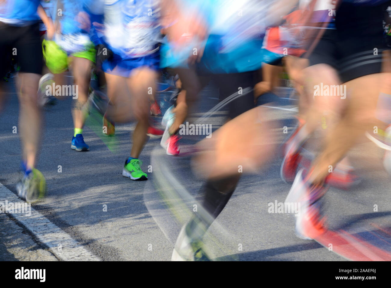 Die Menschen in der Stadt Marathon, Bewegungsunschärfe läuft Stockfoto