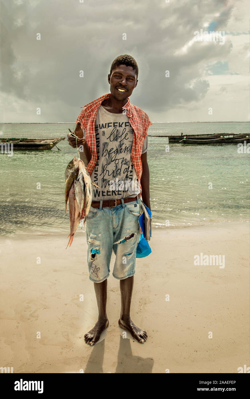 Diani, Mombasa, Kenia, Afrika Oktober 13, 2019 native afrikanischen Mann mit traditioneller Kleidung am Strand Stockfoto