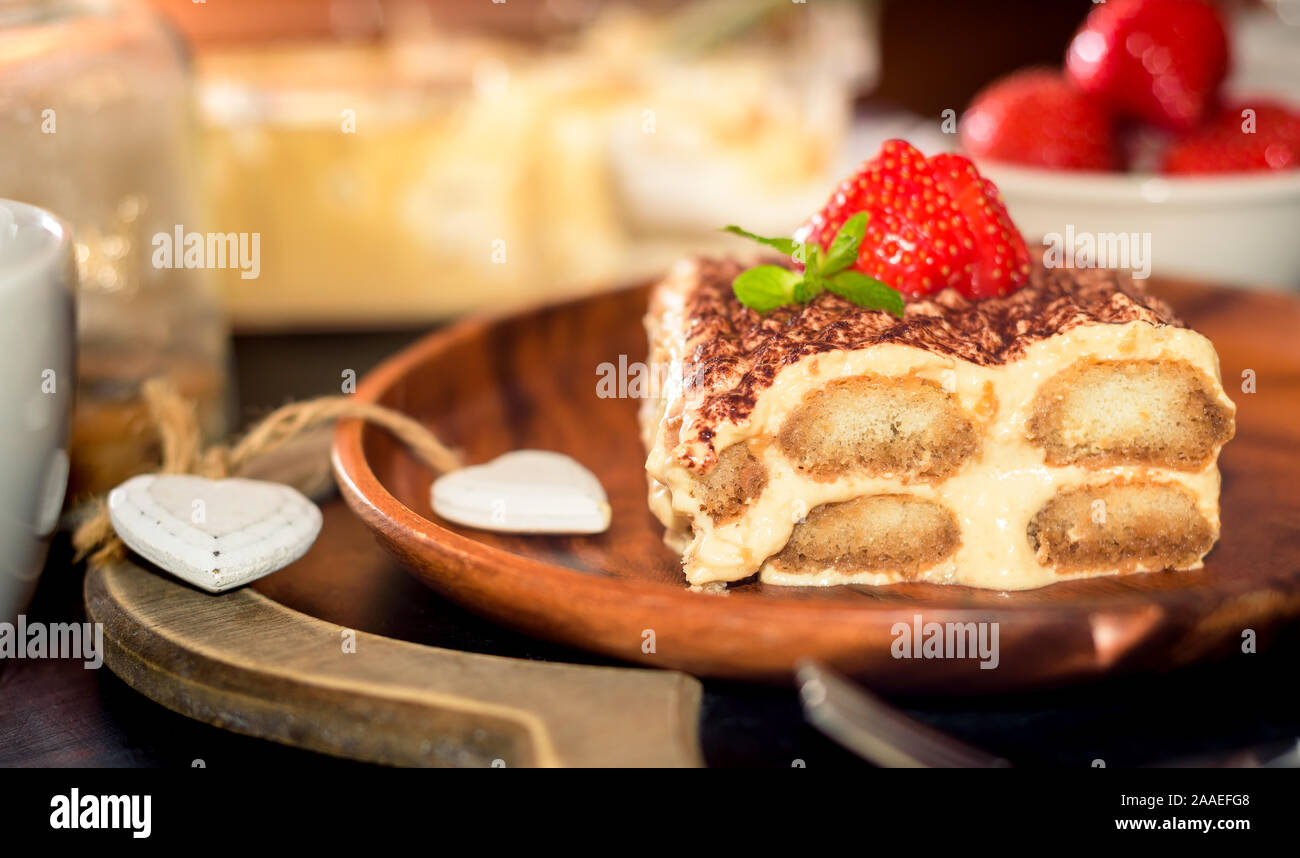 Hausgemachtes Tiramisu Kuchen mit Erdbeeren italienische Küche eingerichtet, selektiver Fokus Stockfoto