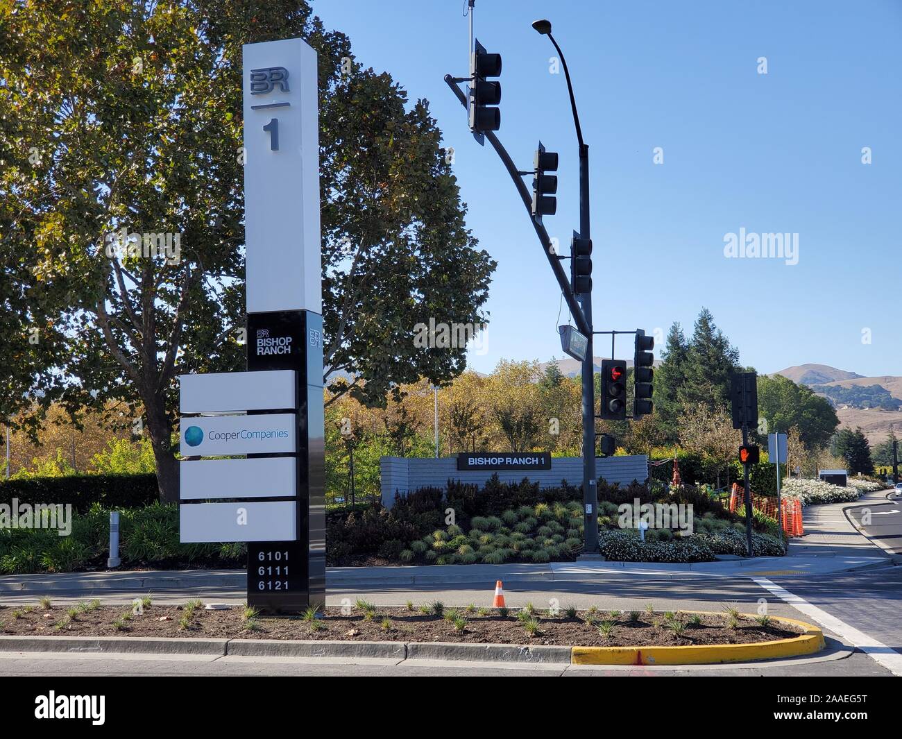Fassade mit Zeichen auf regionaler Hauptsitz der Cooper Unternehmen in der Bischof Ranch Office Park, San Ramon, Kalifornien, November 4, 2019. () Stockfoto