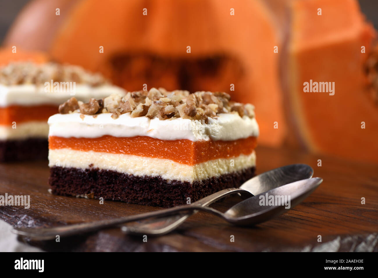Pumpkin Pie - leichte, cremige Dessert mit Käse und Sahne Kürbis Schichten gekrönt mit gehackten Nüssen Stockfoto