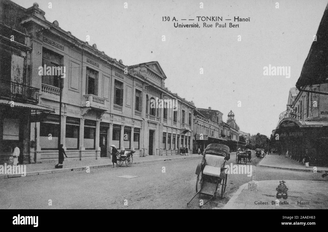 Monochrome Postkarte von der Seite der Universität Paul Bert Street, Hanoi, auch bekannt als Tonkin, Vietnam, von Fotograf P, 1905. Dieulefils, veröffentlicht durch A.W.A. Platte und Co. Aus der New York Public Library. () Stockfoto