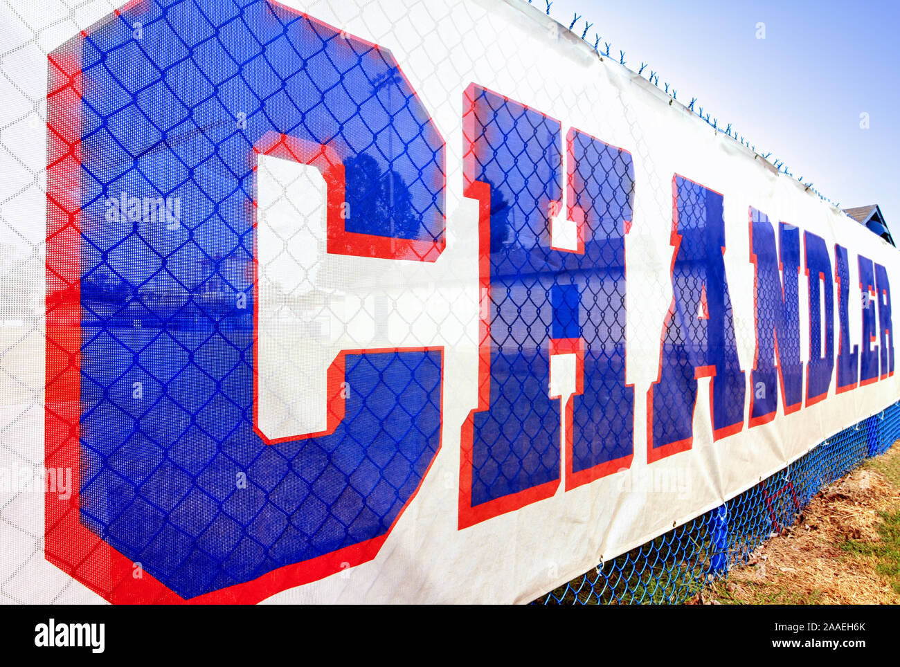 Eine Fahne hängt an einer Kette Link Zaun am Fußballplatz Chandler's High School. Stockfoto