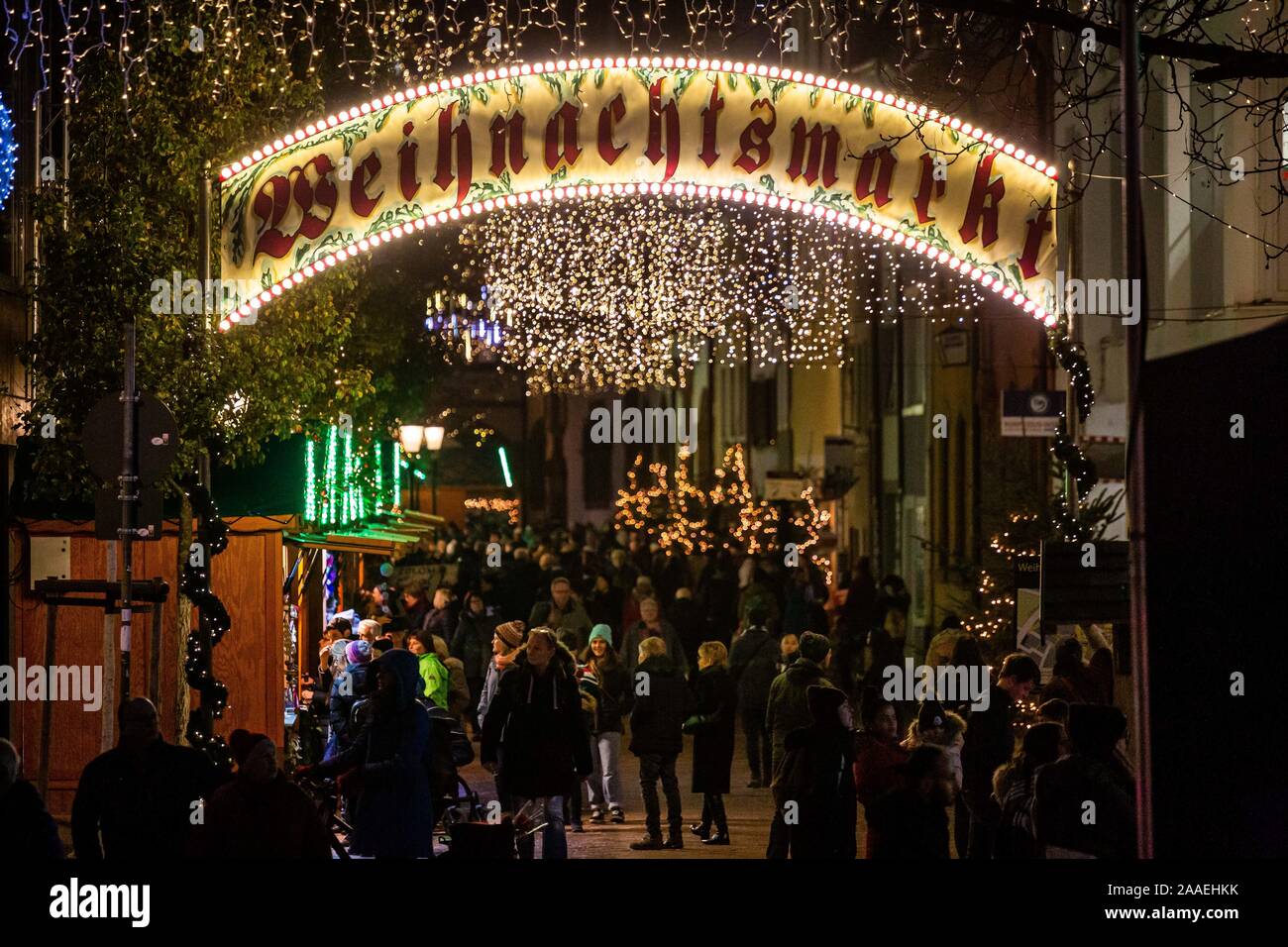 Freiburg im Breisgau, Deutschland. Nov, 2019 21. Die Besucher gehen über den Freiburger Weihnachtsmarkt, der offiziell heute Abend geöffnet werden. Credit: Philipp von Ditfurth/dpa/Alamy leben Nachrichten Stockfoto