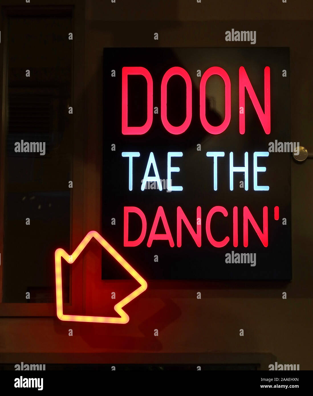 Doon Tae das tanzende Neonschild - Down to the Dancing - Pub, Bar, Club-Schild - Schottische Poesie Stockfoto