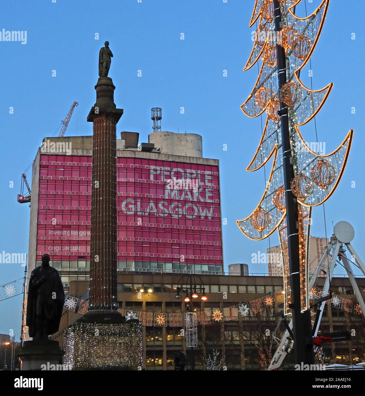Glasgow Weihnachten festliche Lichter in der Dämmerung, Menschen machen Glasgow, George Square, Glasgow, Schottland, UK, G2 1AL Stockfoto