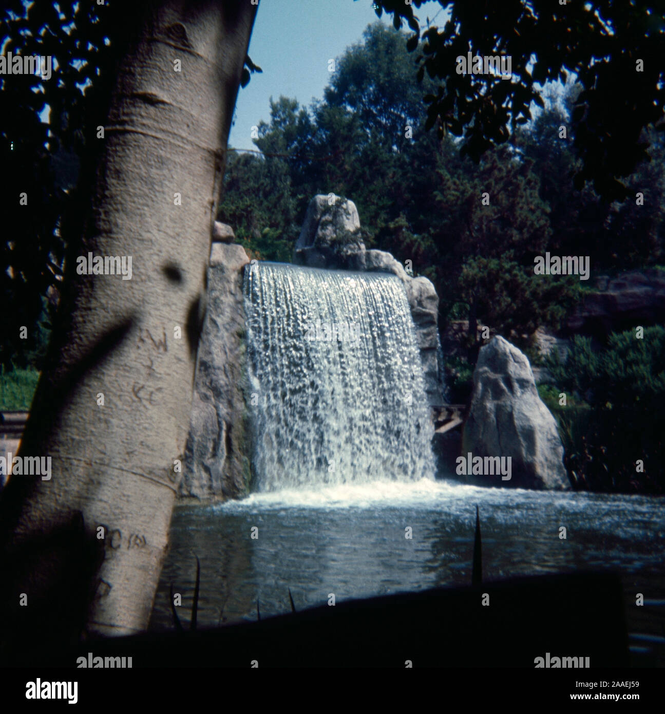 Jahrgang September 1972 Foto, Wasserfall im Disneyland Park in Anaheim, Kalifornien. Quelle: Original 35 mm Transparenz Stockfoto