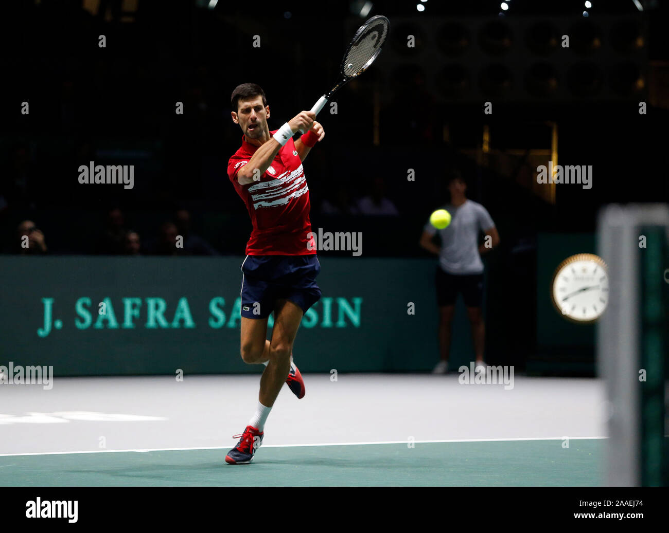 Novak Djokovic aus Serbien in Aktion gegen Benoit Paire Frankreichs während Tag 4 der 2019 Davis Cup im La Caja Magica. Stockfoto