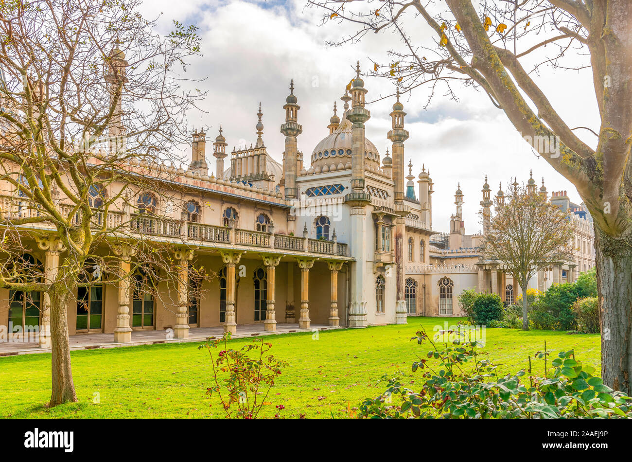 Heckansicht des berühmten Royal Pavilion in Brighton. Die Indische Architektur mit einem Rasen auf der Vorderseite und einem bewölkten Himmel oben. Stockfoto