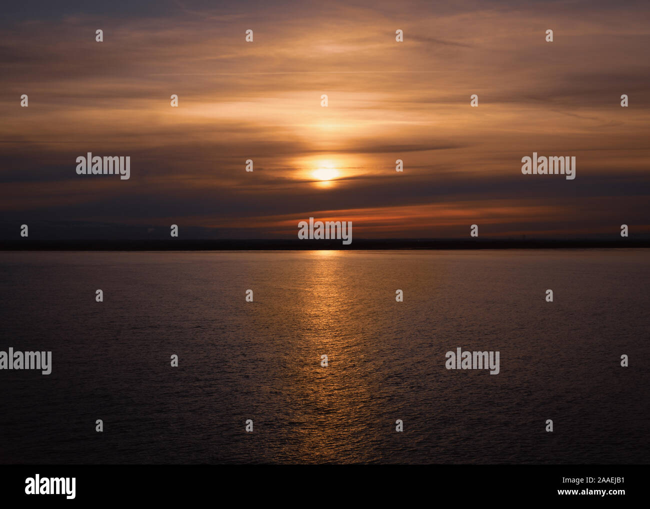 Die Reflexion der Sonne im Wasser der Pegwell Bay, Kent GROSSBRITANNIEN Stockfoto
