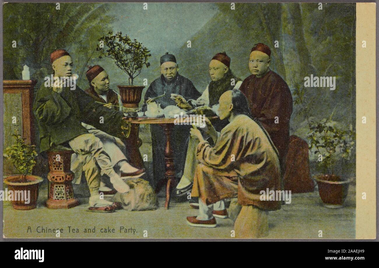 Illustrierte Postkarte von eine Gruppe chinesischer Männer in traditioneller Kleidung, an einem Tisch mit Kaffee und Kuchen sitzen, von M.Sternberg, 1908 veröffentlicht. Von der New York Public Library. () Stockfoto