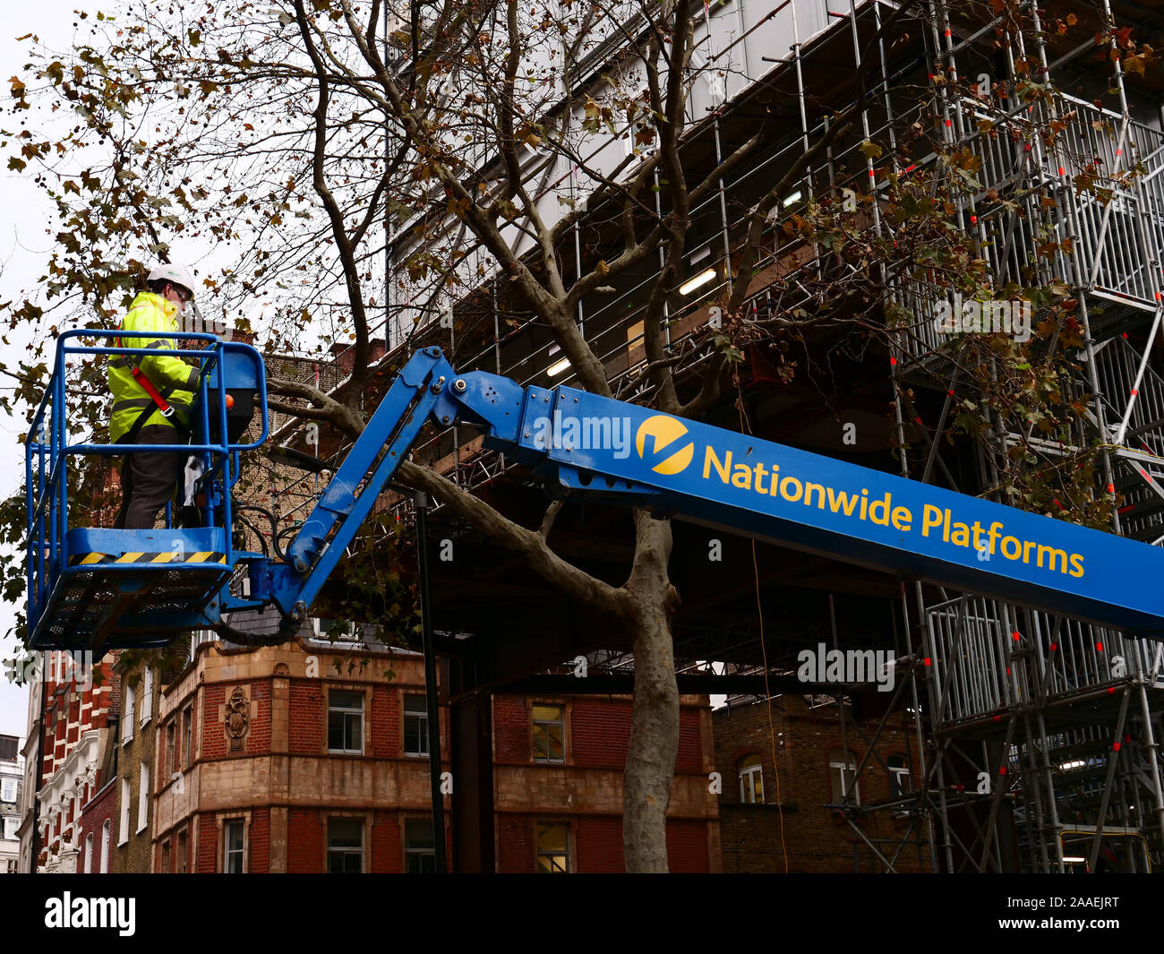 Eine Plattform ist von Bauarbeitern außerhalb der Baustelle in London, England, UK an einem Tag im November 2019. Stockfoto