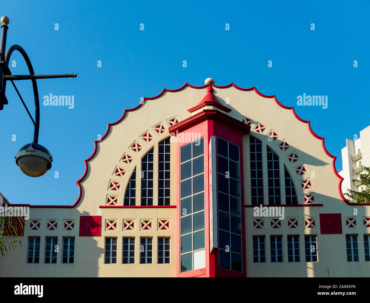 Fassade des historisch und architektonisch bedeutenden Dosieraerosole Gebäude an der Orchard Road in Singapur, in einem Art Deco/modernistischen Stil erbaut Stockfoto